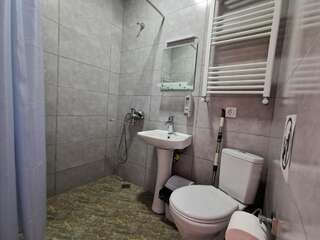 Гостевой дом Guest House Top Floor Телави Cемейный номер с собственной ванной комнатой-2